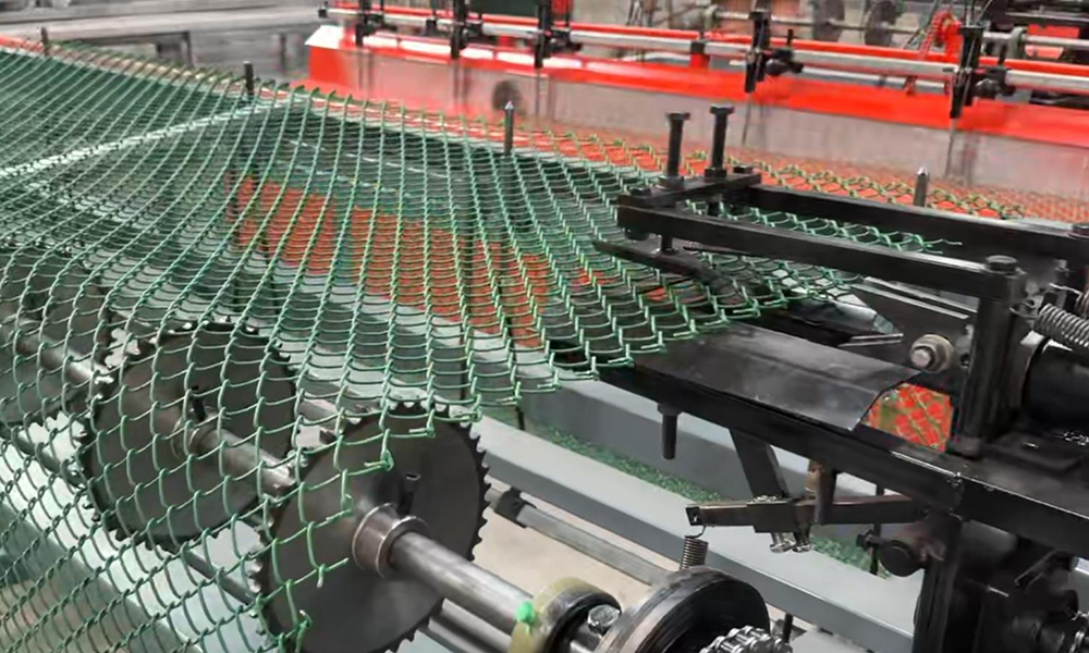 Single wire PVC chain link fence machine.jpg