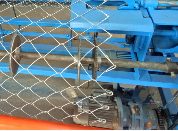 PVC Chain Link Fence Machine Producing Diamond Mesh